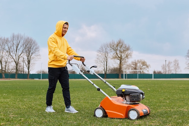 Hübscher Kerl, der lässige schließende Arbeit trägt