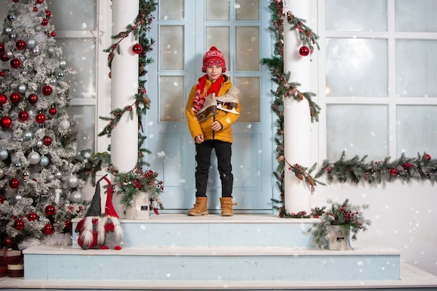 Hübscher kleiner Junge zu Weihnachten