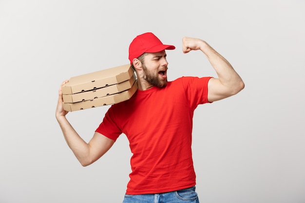hübscher Lieferbote, der seinen Muskel biegt und Pizzakastenpakete hält