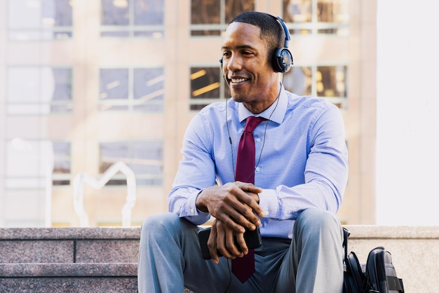 Hübscher männlicher afroamerikanischer Geschäftsmann CEO in einem stilvollen, eleganten Firmenanzug