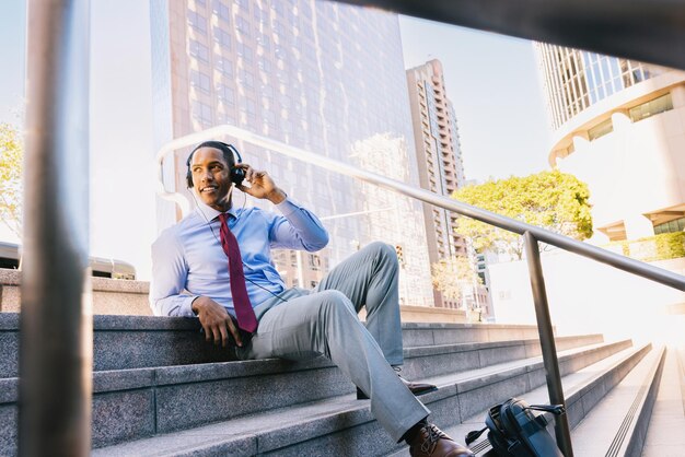 Foto hübscher männlicher afroamerikanischer geschäftsmann ceo in einem stilvollen, eleganten firmenanzug