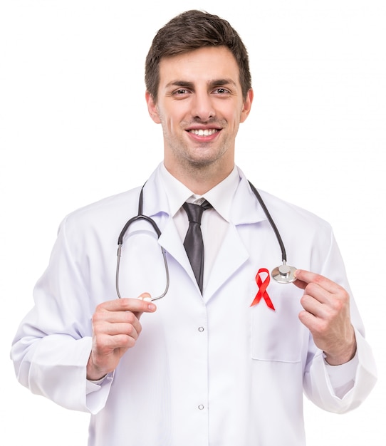 Hübscher männlicher Doktor mit rotem Band als Symbol von AIDS.