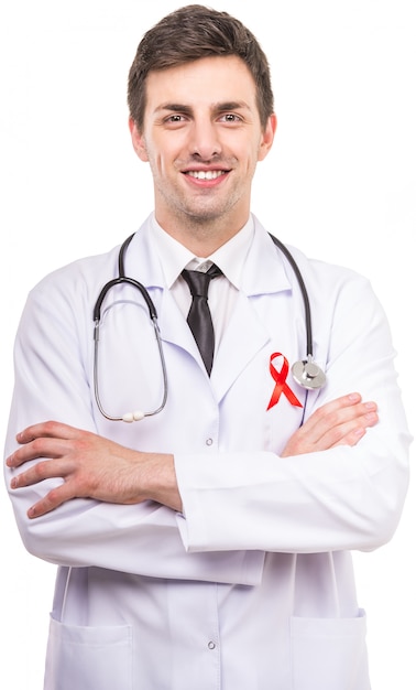 Hübscher männlicher Doktor mit rotem Band als Symbol von AIDS.