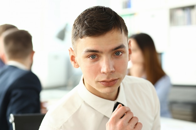 Hübscher manager im büro