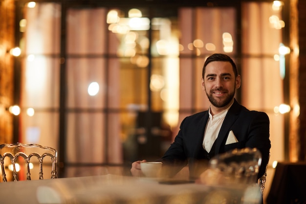 Hübscher Mann am Tisch im Restaurant