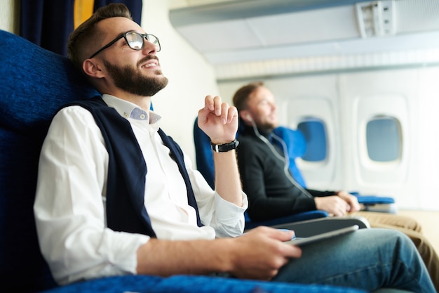 Hübscher Mann, der Flugzeugflug genießt