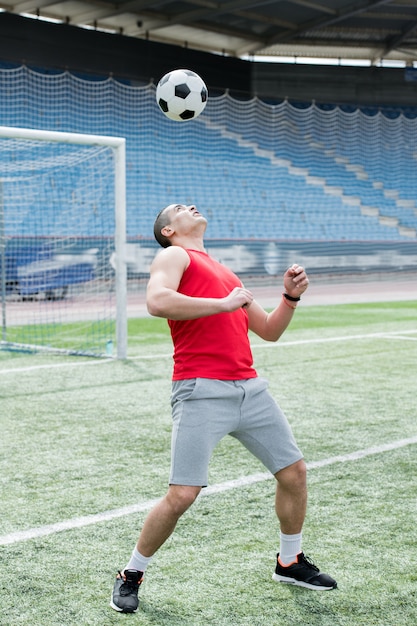 Hübscher Mann, der Fußball spielt