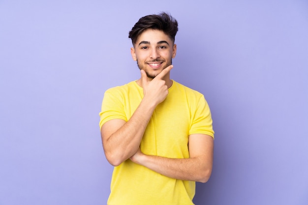 Hübscher Mann, der im Studio lächelt