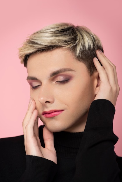 Foto hübscher mann, der make-up trägt