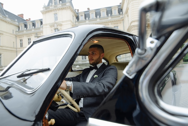 Hübscher Mann im Auto