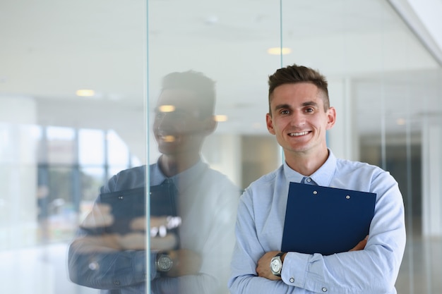 Hübscher Mann im Hemd stehen im Büro