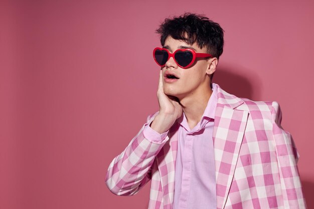 Hübscher mann karierter blazer mode moderner stil brille rosa hintergrund unverändert