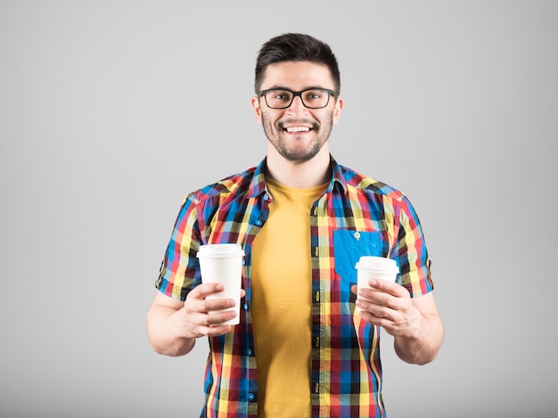 Hübscher Mann mit Kaffee