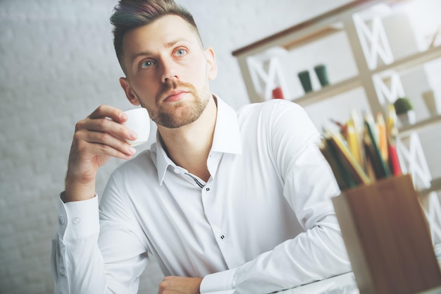 Hübscher Mann mit Kaffeetasse