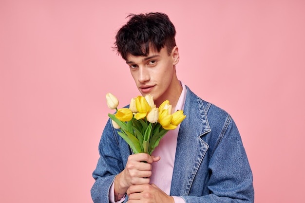 Hübscher Mann Romantik Datum Blumenstrauß posiert rosa Hintergrund unverändert