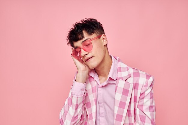 Hübscher Mann rosa Brille karierte Jacke Mode posiert isolierten Hintergrund unverändert