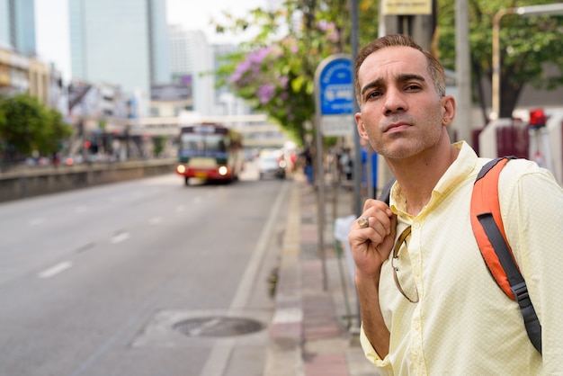 Hübscher persischer Touristenmann, der die Stadt Bangkok, Thailand erkundet