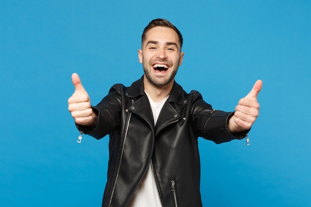 Hübscher, stilvoller junger bärtiger Mann in schwarzer Lederjacke, weißem T-Shirt, der Kamera isoliert auf blauem Hintergrundstudioporträt sieht Menschen aufrichtige Emotionen Lifestyle-Konzept. Kopieren Sie Platz.