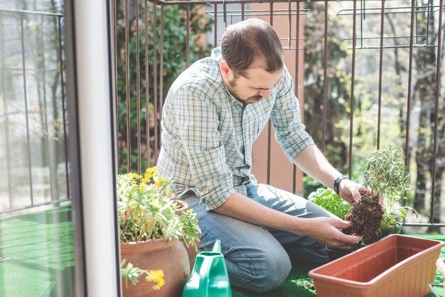 hübscher stilvoller Mann Gartenarbeit