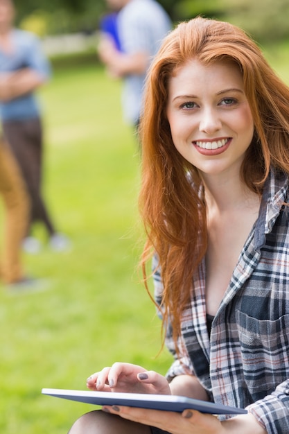 Hübscher Student, der draußen auf dem Campus studiert