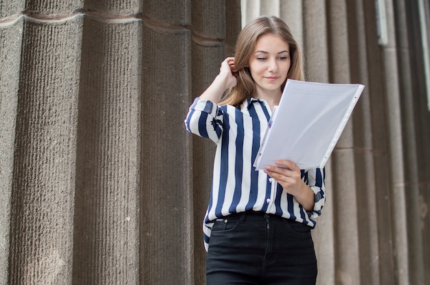 Hübscher Student, der nahe der Universität steht