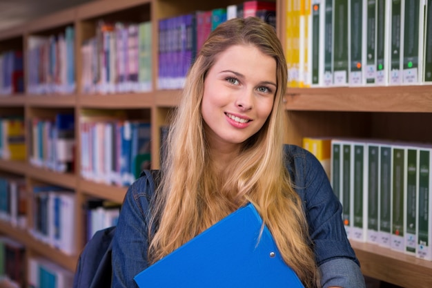 Hübscher Student in der Bibliothek