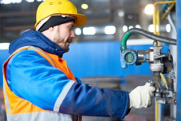 Hübscher Techniker, der sich auf die Arbeit konzentriert