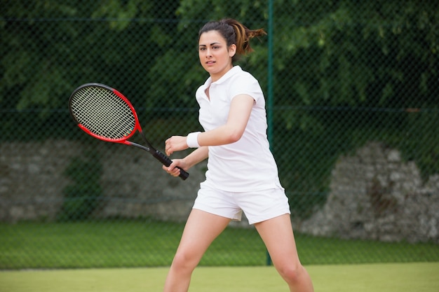 Hübscher Tennisspieler, der auf Gericht spielt