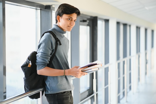 Hübscher und junger indischer männlicher College-Student.