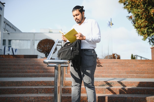 Hübscher und junger indischer männlicher College-Student