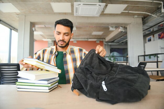 Hübscher und junger indischer männlicher College-Student