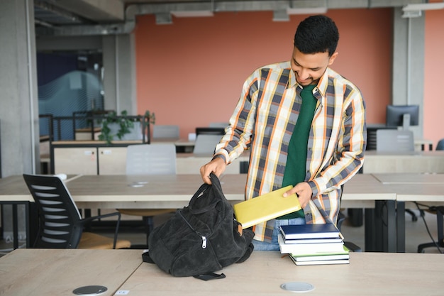 Hübscher und junger indischer männlicher College-Student