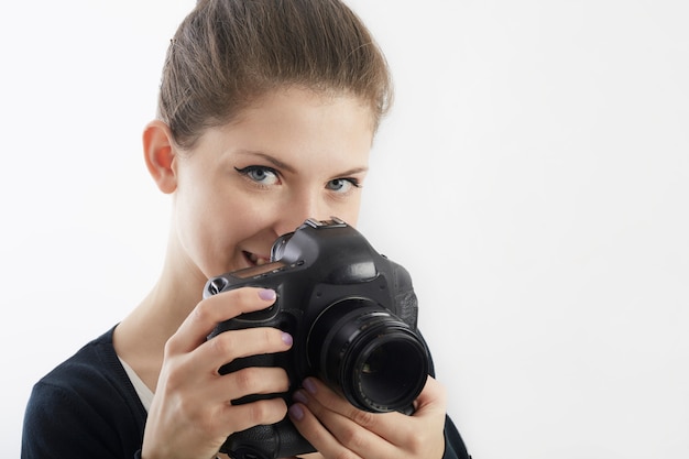 Hübscher weiblicher Fotograf, der im Studio arbeitet