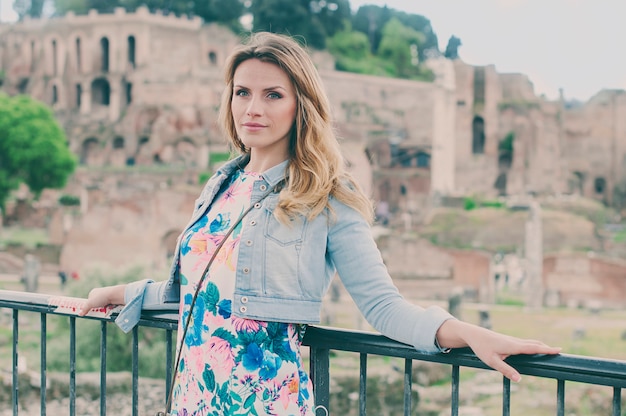 Hübscher weiblicher Tourist auf den Ruinen des Forum Romanum in Rom, Italien