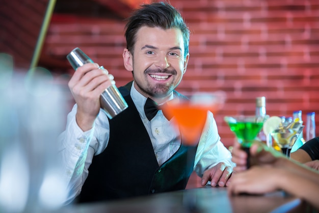 Hübsches Barmixerumhüllungscocktail zur attraktiven Frau.