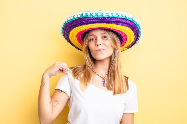 Hübsches blondes Mädchen, das arrogant, erfolgreiches, positives und stolzes mexikanisches Hutkonzept aussieht