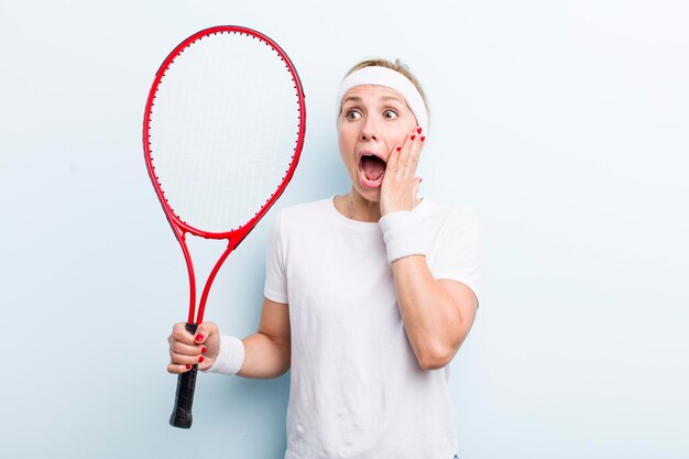 Hübsches blondes Tennissportkonzept der jungen erwachsenen Frau