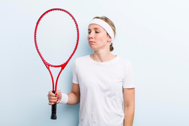 Hübsches blondes Tennissportkonzept der jungen erwachsenen Frau