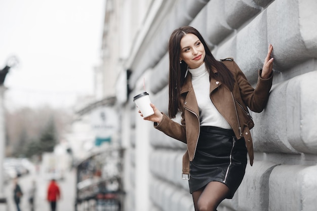 hübsches Frauenporträt mit Kaffee im Freien