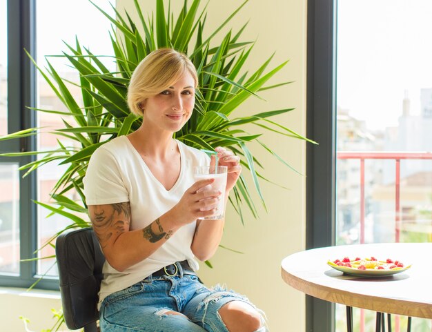 Hübsches Frühstückskonzept der blonden Frau