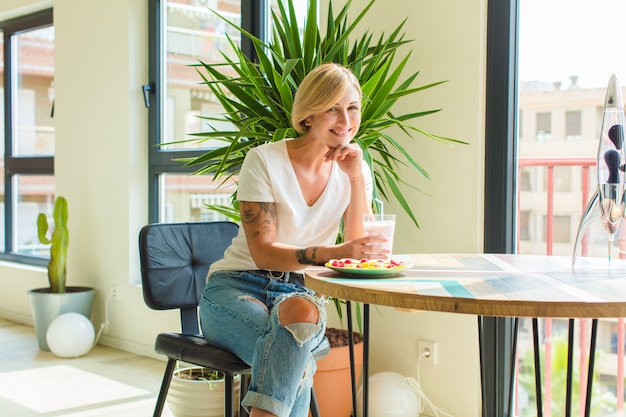 Hübsches Frühstückskonzept der blonden Frau