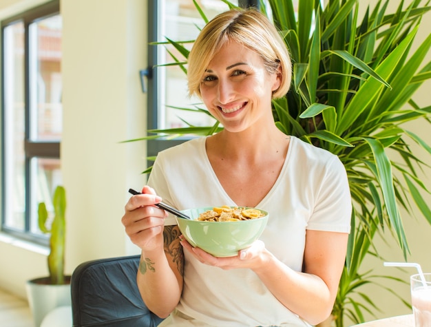 Hübsches Frühstückskonzept der blonden Frau