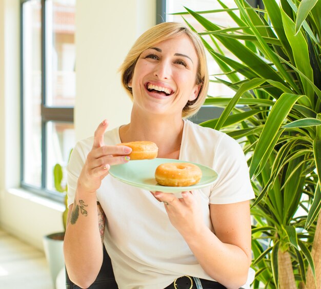 Hübsches Frühstückskonzept der blonden Frau