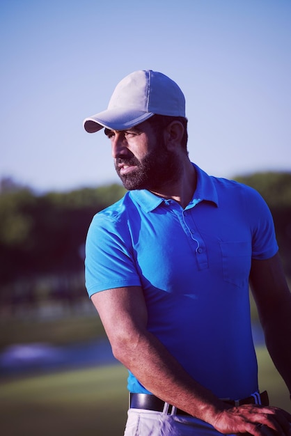 Foto hübsches golfspielerporträt aus dem nahen osten auf dem golfplatz an einem sonnigen tag