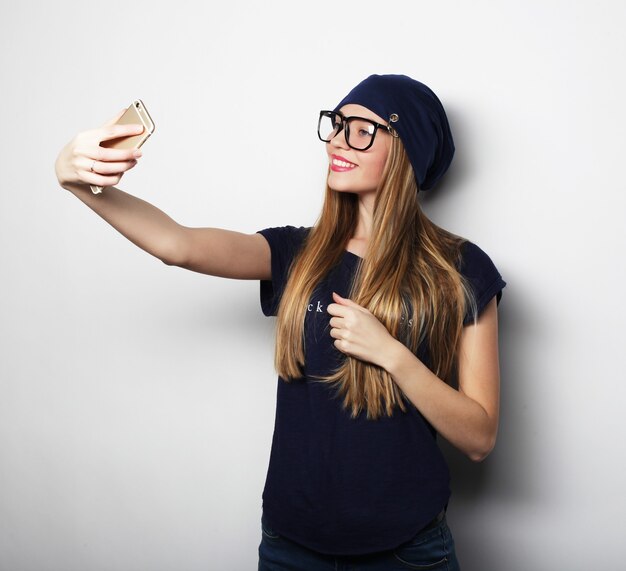 Hübsches Hipster-Mädchen macht Selfie