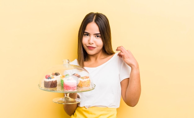 Hübsches hispanisches Mädchen, das arrogant, erfolgreich, positiv und stolz auf das Konzept hausgemachter Kuchen aussieht