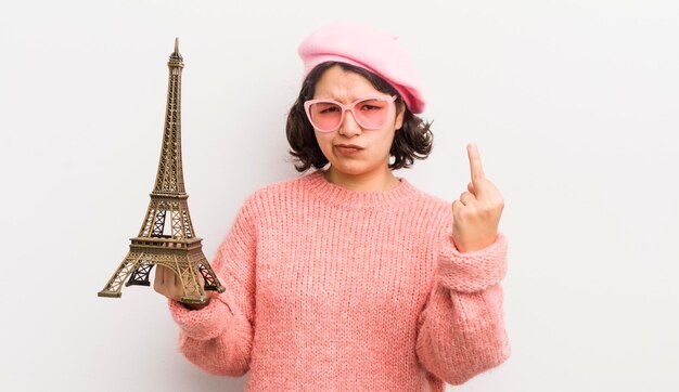 Hübsches hispanisches Mädchen, das sich wütend, genervt, rebellisch und aggressiv in Paris fühlt
