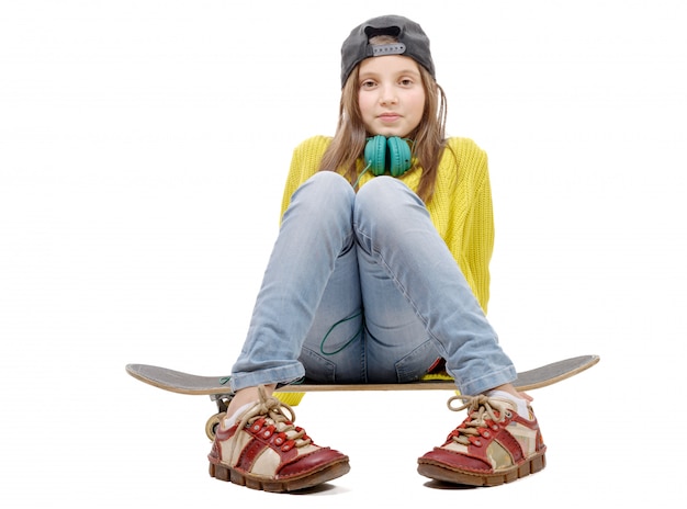 hübsches junges Mädchen posiert mit einem Skateboard