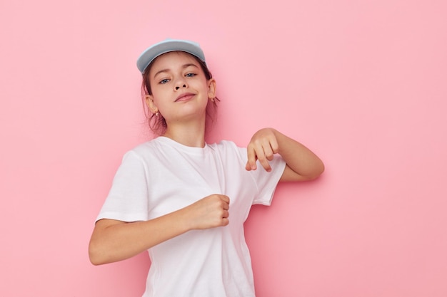 Hübsches junges Mädchen posiert mit weißem T-Shirt Emotion isolierter Hintergrund