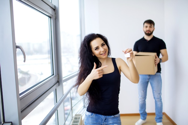 Hübsches junges Paar, das in neues Zuhause einzieht.